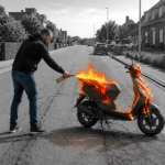 MAN STEEKT EIGEN BROMMER IN BRAND